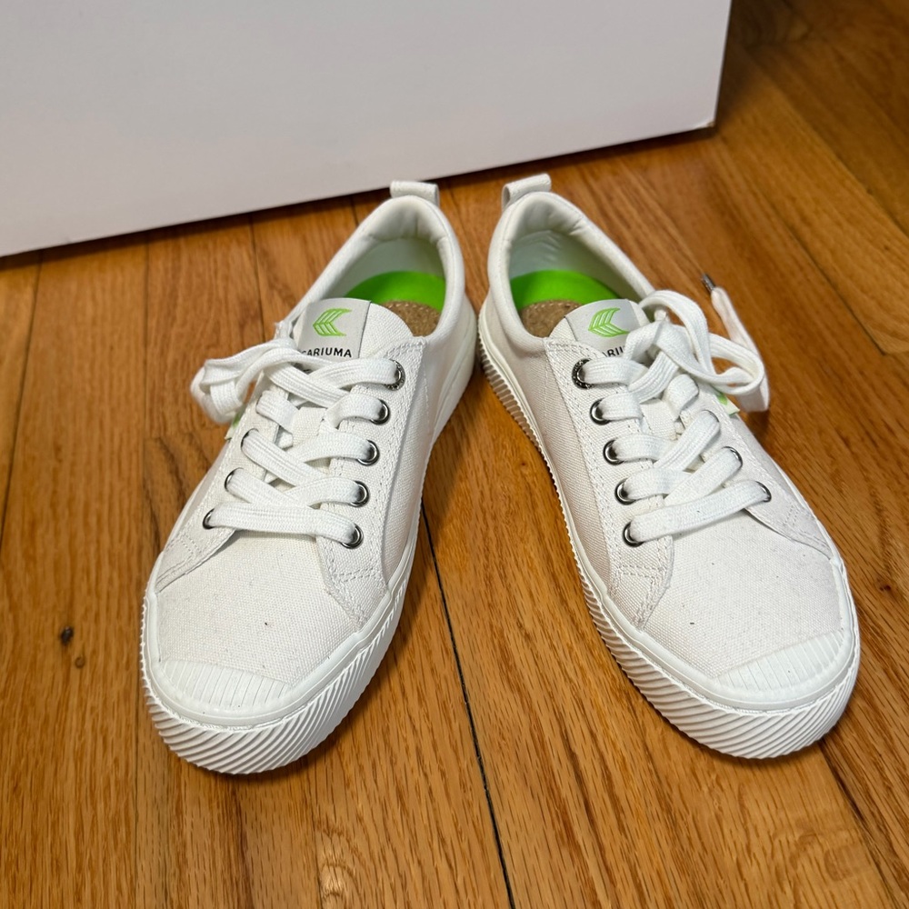 Cariuma OCA LOW OFF-WHITE CANVAS SNEAKER